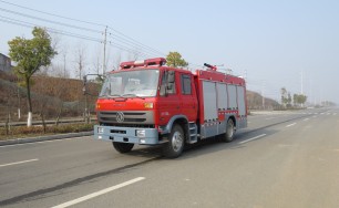 東風145水罐消防車..